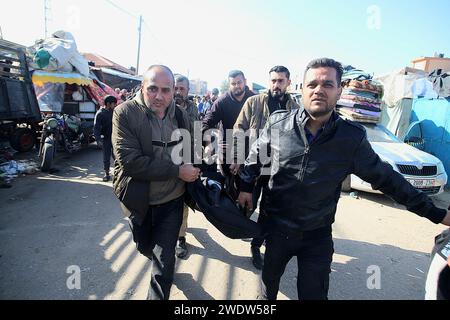 Khan Yunis, Palestine. 22 janvier 2024. Les corps des Palestiniens, qui ont perdu la vie dans une attaque israélienne contre l’école professionnelle pour réfugiés affiliée à l’UNRWA, sont transportés dans des ambulances dans la ville de Khan Yunis, dans le sud de la bande de Gaza, le 22 janvier 2024. Photo de Habboud Ramze/ABACAPRESS.COM crédit : Abaca Press/Alamy Live News Banque D'Images