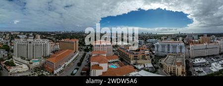 Vue aérienne du centre-ville de Coral Gables à Miami Floride une communauté planifiée sur le thème méditerranéen avec un caractère riche. Style néo-méditerranéen bu Banque D'Images