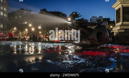 La circulation du soir et la glace dans les fontaines de Trafalgar Square alors que la Grande-Bretagne supporte des températures aussi basses que -5C. Banque D'Images