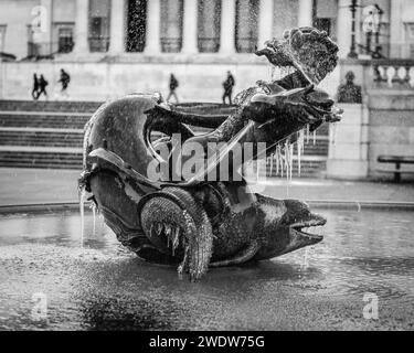 Une image en noir et blanc d'une fontaine couverte de glace à Trafalgar Square, alors que la Grande-Bretagne supporte des températures aussi basses que -5C. Banque D'Images