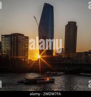 Starburst off la momie (un bâtiment Blackfriars) alors que le soleil se couche sur la tamise. Banque D'Images