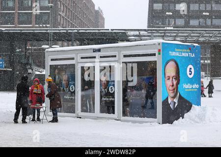 Helsinki, Finlande. 21 janvier 2024. Pavillon de la campagne électorale du candidat présidentiel Jussi Halla - aho vu affiché. Les élections présidentielles en Finlande auront lieu le 28 janvier 2024. La campagne électorale des candidats à la présidence bat son plein. Crédit : SOPA Images Limited/Alamy Live News Banque D'Images