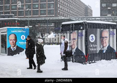 Helsinki, Finlande. 21 janvier 2024. Pavillons de la campagne électorale des candidats à la présidence Olli Rehn et Jussi Halla - aho vu affiché. Les élections présidentielles en Finlande auront lieu le 28 janvier 2024. La campagne électorale des candidats à la présidence bat son plein. Crédit : SOPA Images Limited/Alamy Live News Banque D'Images