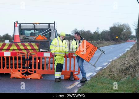 Les équipes d'ESB Networks ont mis en place des fermetures de routes près de l'aéroport de Galway alors qu'elles travaillent à réparer les lignes électriques endommagées pendant la tempête Isha. Les avertissements les plus sévères des prévisionnistes ont été levés après que les vents forts de la tempête Isha ont perturbé les compagnies aériennes et touché les alimentations électriques à travers l'île. Date de la photo : lundi 22 janvier 2024. Banque D'Images