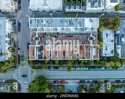 Vue aérienne de haut en bas du complexe d'appartements de luxe Miami South Beach dans le quartier Art déco avec terrasse sur toit Banque D'Images