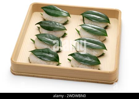 Tsubaki Mochi est la plus ancienne sucrerie du Japon. Un gâteau de riz gluant rempli de pâte de haricots sucrée est pris en sandwich entre deux feuilles de camélia fraîches. Banque D'Images