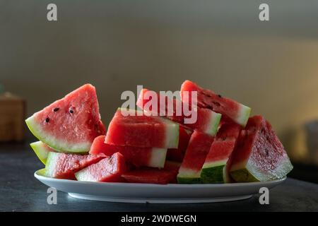 pastèque tranchée sur une assiette Banque D'Images