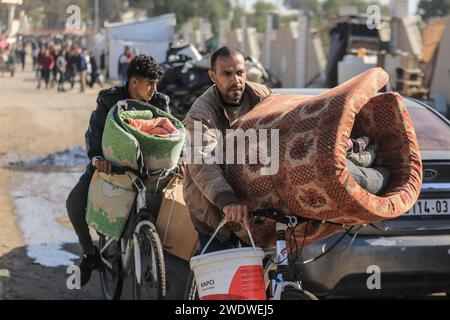 Khan Yunis, Territoires palestiniens. 22 janvier 2024. Des familles palestiniennes fuient la ville de Khan Yunis sur la route côtière menant à Rafah, au milieu des bombardements israéliens en cours. Crédit : Mohammed Talatene/dpa/Alamy Live News Banque D'Images