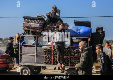 Khan Yunis, Territoires palestiniens. 22 janvier 2024. Des familles palestiniennes fuient la ville de Khan Yunis sur la route côtière menant à Rafah, au milieu des bombardements israéliens en cours. Crédit : Mohammed Talatene/dpa/Alamy Live News Banque D'Images