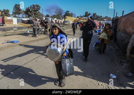 Khan Yunis, Territoires palestiniens. 22 janvier 2024. Des familles palestiniennes fuient la ville de Khan Yunis sur la route côtière menant à Rafah, au milieu des bombardements israéliens en cours. Crédit : Mohammed Talatene/dpa/Alamy Live News Banque D'Images