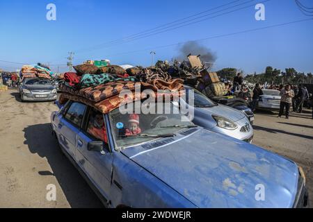 Khan Yunis, Territoires palestiniens. 22 janvier 2024. Des familles palestiniennes fuient la ville de Khan Yunis sur la route côtière menant à Rafah, au milieu des bombardements israéliens en cours. Crédit : Mohammed Talatene/dpa/Alamy Live News Banque D'Images