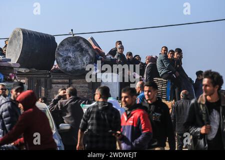 Khan Yunis, Territoires palestiniens. 22 janvier 2024. Des familles palestiniennes fuient la ville de Khan Yunis sur la route côtière menant à Rafah, au milieu des bombardements israéliens en cours. Crédit : Mohammed Talatene/dpa/Alamy Live News Banque D'Images