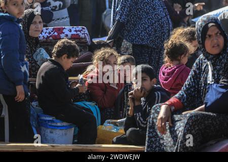 Khan Yunis, Territoires palestiniens. 22 janvier 2024. Des familles palestiniennes fuient la ville de Khan Yunis sur la route côtière menant à Rafah, au milieu des bombardements israéliens en cours. Crédit : Mohammed Talatene/dpa/Alamy Live News Banque D'Images