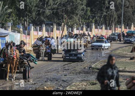 Khan Yunis, Territoires palestiniens. 22 janvier 2024. Des familles palestiniennes fuient la ville de Khan Yunis sur la route côtière menant à Rafah, au milieu des bombardements israéliens en cours. Crédit : Mohammed Talatene/dpa/Alamy Live News Banque D'Images