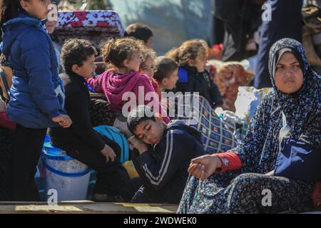 Khan Yunis, Territoires palestiniens. 22 janvier 2024. Des familles palestiniennes fuient la ville de Khan Yunis sur la route côtière menant à Rafah, au milieu des bombardements israéliens en cours. Crédit : Mohammed Talatene/dpa/Alamy Live News Banque D'Images