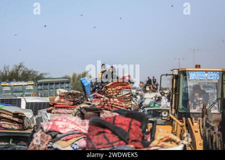 Khan Yunis, Territoires palestiniens. 22 janvier 2024. Des familles palestiniennes fuient la ville de Khan Yunis sur la route côtière menant à Rafah, au milieu des bombardements israéliens en cours. Crédit : Mohammed Talatene/dpa/Alamy Live News Banque D'Images