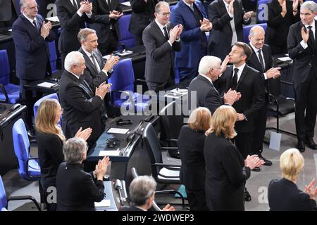 Staatsakt fuer Wolfgang Schaeuble im Deutschen Bundestag Emmanuel Macron Staatpraesident Frankreich bedankt sich und wirft Bundeskanzlerin A.D. Angela Merkel einen Handkuss zu in Richtung der Tribuene nach seiner Rede beim Trauerstaatsakt fuer den verstorbenen Praesidenten des Deutschen Bundestschen, Berlin, Wolfgang D. Schaeuble, Berlin, Berlin, Berlin. 22.01.2024 Berlin Berlin Deutschland *** cérémonie d'Etat pour Wolfgang Schaeuble au Bundestag allemand Emmanuel Macron le Président de la France remercie et embrasse la main de l'ancienne chancelière allemande Angela Merkel dans la direction de l'hommage après son discours à la Banque D'Images