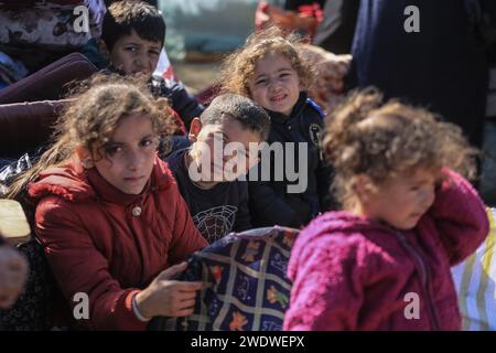 Khan Yunis, Territoires palestiniens. 22 janvier 2024. Des familles palestiniennes fuient la ville de Khan Yunis sur la route côtière menant à Rafah, au milieu des bombardements israéliens en cours. Crédit : Mohammed Talatene/dpa/Alamy Live News Banque D'Images