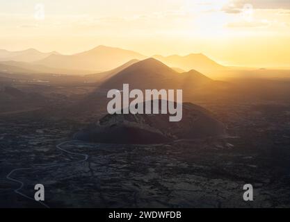 Vue aérienne du volcan El Cuervo au coucher du soleil, Tinajo, Las Palmas, îles Canaries, Macaronésie, Espagne, Europe occidentale Banque D'Images