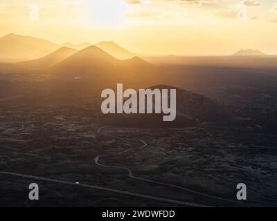 Vue aérienne du volcan El Cuervo au coucher du soleil, Tinajo, Las Palmas, îles Canaries, Macaronésie, Espagne, Europe occidentale Banque D'Images