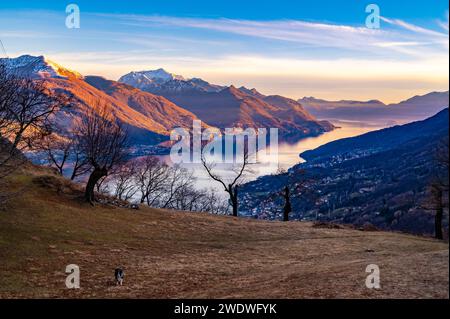 Vue sur le lac de Côme en hiver, vers le sud, de Musso, avec les montagnes au-dessus, Dervio, et les villes surplombant le lac. Banque D'Images