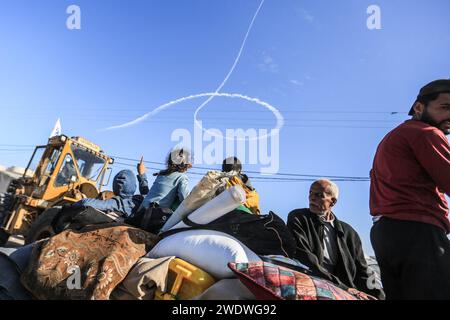 Khan Yunis, Territoires palestiniens. 22 janvier 2024. Des familles palestiniennes fuient la ville de Khan Yunis sur la route côtière menant à Rafah, au milieu des bombardements israéliens en cours. Crédit : Mohammed Talatene/dpa/Alamy Live News Banque D'Images