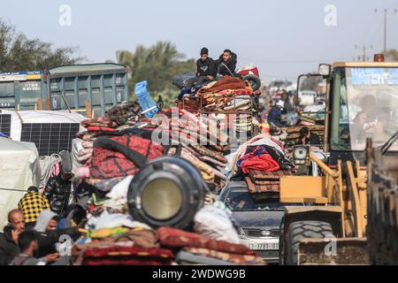 Khan Yunis, Territoires palestiniens. 22 janvier 2024. Des familles palestiniennes fuient la ville de Khan Yunis sur la route côtière menant à Rafah, au milieu des bombardements israéliens en cours. Crédit : Mohammed Talatene/dpa/Alamy Live News Banque D'Images