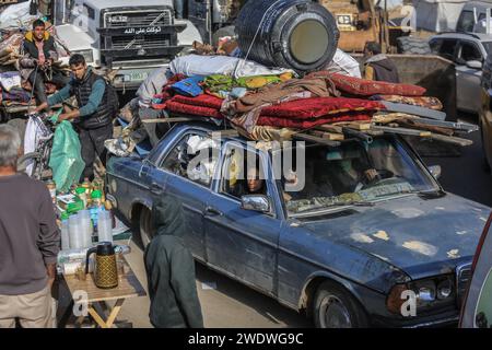 Khan Yunis, Territoires palestiniens. 22 janvier 2024. Des familles palestiniennes fuient la ville de Khan Yunis sur la route côtière menant à Rafah, au milieu des bombardements israéliens en cours. Crédit : Mohammed Talatene/dpa/Alamy Live News Banque D'Images