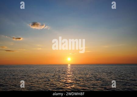 Norvège, Vesteralen, Andenes, safari aux baleines de minuit, soleil de minuit sur l'Atlantique Banque D'Images