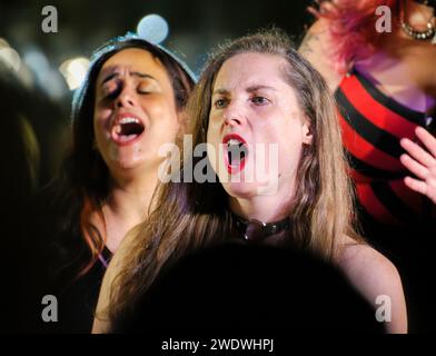 HELLSCORE la chorale Metal a capella de Noa Gruman. Hellscore, formé en 2016, est un ensemble vocal de 40  membres de têtes de métal masculines et féminines qui chantent M. Banque D'Images