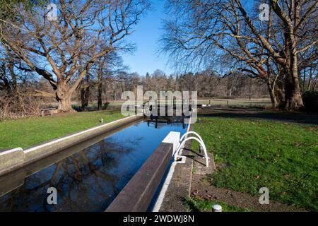 Vue de Bowers Lock sur la rivière Wey navigation près de Guildford dans le Surrey, Angleterre, Royaume-Uni, par une journée ensoleillée d'hiver Banque D'Images