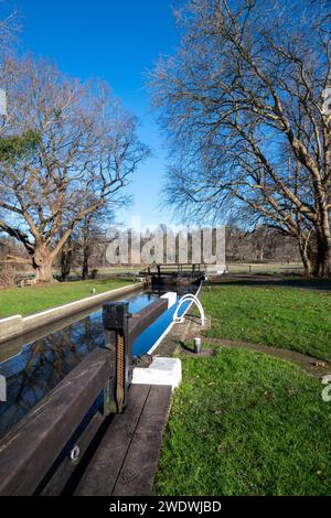 Vue de Bowers Lock sur la rivière Wey navigation près de Guildford dans le Surrey, Angleterre, Royaume-Uni, par une journée ensoleillée d'hiver Banque D'Images