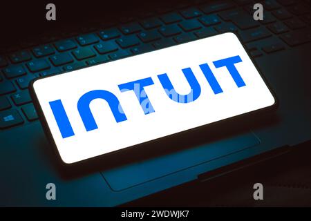 Brésil. 22 janvier 2024. Sur cette photo, le logo Intuit Inc. Est affiché sur l'écran d'un smartphone. Crédit : SOPA Images Limited/Alamy Live News Banque D'Images