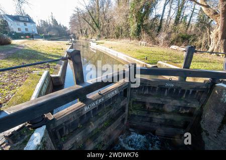 Vue de Bowers Lock et Bowers Mill House sur la navigation de la rivière Wey près de Guildford dans le Surrey, Angleterre, Royaume-Uni, par une journée ensoleillée d'hiver Banque D'Images