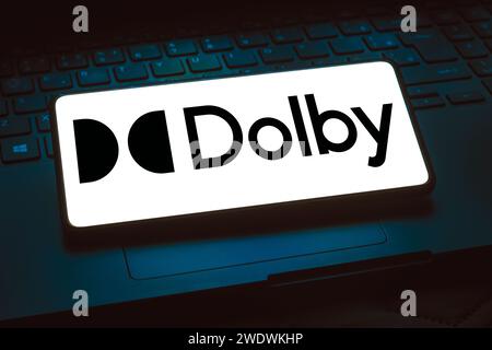 Brésil. 22 janvier 2024. Sur cette photo, le logo Dolby Laboratories est affiché sur l'écran d'un smartphone. (Photo de Rafael Henrique/SOPA Images/Sipa USA) *** strictement à des fins éditoriales *** crédit : SIPA USA/Alamy Live News Banque D'Images