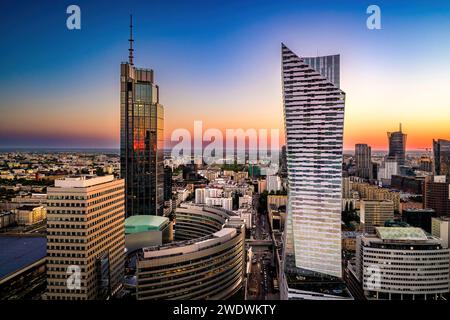 Incroyable vue du soir avec de hauts gratte-ciel dans la partie d'affaires du centre de Varsovie en Pologne au coucher du soleil, vue de haut Banque D'Images