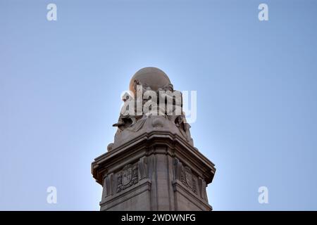 Vue à faible angle du monument à Cervantes situé sur la Plaza de Spain depuis 1960 bien que sa construction ait commencé en 1928. AUTEUR : COULLOUT VALERA Banque D'Images