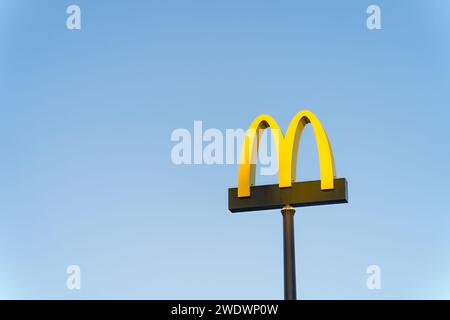 Logo McDonald's sur le ciel bleu clair. Lahti, Finlande. 17 décembre 2023. Banque D'Images