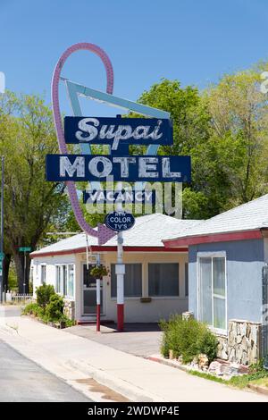 Le vieux panneau de motel des années 60 est sur la rue. Petits bungalows. Itinéraire 66 Banque D'Images