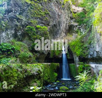 Levada Nova et Levada do Moinho à Madère. Beau chemin de randonnée à côté des levadas avec cascades et tunnels Banque D'Images