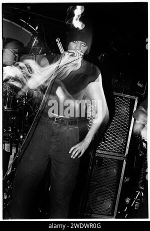 Un très jeune skin du groupe Skunk Anansie au Bristol Bierkeller à Bristol, Angleterre le 30 janvier 1995. Photo : Rob Watkins INFO : Skunk Anansie, formé en 1994, est un groupe de rock britannique fronted by Skin. Leur son dynamique mélange des éléments rock, alternatif et punk. Des hits comme « Weak » et « Hedonism » mettent en valeur la voix émotive de Skin, contribuant à la présence influente du groupe dans la scène rock alternative des années 90. Banque D'Images
