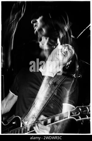 Un très jeune guitariste Ace du groupe Skunk Anansie au Bristol Bierkeller à Bristol, Angleterre Royaume-Uni le 30 janvier 1995. Photo : Rob Watkins INFO : Skunk Anansie, formé en 1994, est un groupe de rock britannique fronted by Skin. Leur son dynamique mélange des éléments rock, alternatif et punk. Des hits comme « Weak » et « Hedonism » mettent en valeur la voix émotive de Skin, contribuant à la présence influente du groupe dans la scène rock alternative des années 90. Banque D'Images