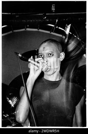 Un très jeune skin du groupe Skunk Anansie au Bristol Bierkeller à Bristol, Angleterre le 30 janvier 1995. Photo : Rob Watkins INFO : Skunk Anansie, formé en 1994, est un groupe de rock britannique fronted by Skin. Leur son dynamique mélange des éléments rock, alternatif et punk. Des hits comme « Weak » et « Hedonism » mettent en valeur la voix émotive de Skin, contribuant à la présence influente du groupe dans la scène rock alternative des années 90. Banque D'Images