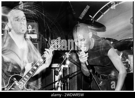 Un très jeune skin et guitariste Ace du groupe Skunk Anansie au Bristol Bierkeller à Bristol, Angleterre Royaume-Uni le 30 janvier 1995. Photo : Rob Watkins INFO : Skunk Anansie, formé en 1994, est un groupe de rock britannique fronted by Skin. Leur son dynamique mélange des éléments rock, alternatif et punk. Des hits comme « Weak » et « Hedonism » mettent en valeur la voix émotive de Skin, contribuant à la présence influente du groupe dans la scène rock alternative des années 90. Banque D'Images