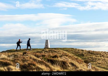 Personnes approchant le sommet de Benarty Hill, Fife, Écosse Banque D'Images