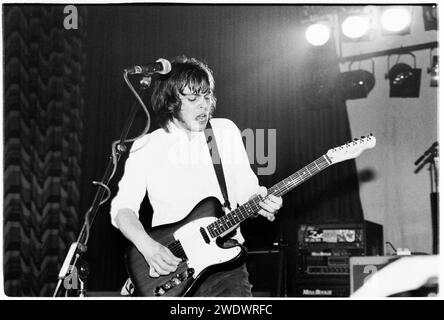 SUPERGRASS, BBC SOUND CITY, 1995 : un jeune gaz Coombes de Supergrass joue aux Anson Rooms pour promouvoir leur premier album 'I Should Coco' à l'Université de Bristol à Bristol en Angleterre dans le cadre de BBC Sound City le 17 avril 1995. Photo : Rob Watkins. INFO : Supergrass, un groupe de rock britannique formé en 1993, est devenu célèbre avec des chansons énergiques et entraînantes. Des tubes comme 'Alright' et des albums comme 'I Should Coco' ont marqué leur rôle central dans le mouvement Britpop, mettant en valeur leur son contagieux et leur exubérance juvénile. Banque D'Images