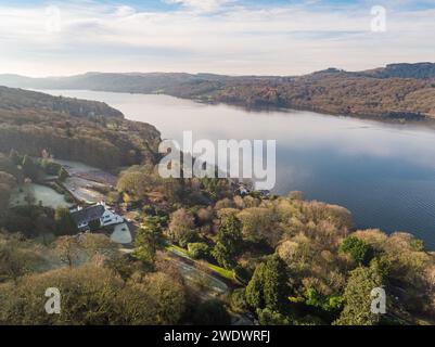 Photographie aérienne de l'arbre linLake Windermere, Cumbria, Royaume-Uni avec les collines et les montagnes du Lake District au loin Banque D'Images