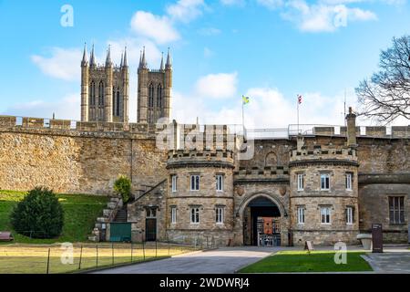 Porte est entrée principale du parc du château de Lincoln, colline du château, Lincoln City, Lincolnshire, Angleterre, ROYAUME-UNI Banque D'Images