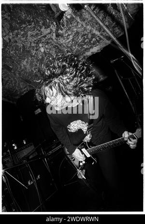 Sam Womelsdorf du groupe Throneberry au légendaire TJS de Newport, pays de Galles, le 19 février 1995. Photo : Rob Watkins. INFO : nommé d'après le premier bassiste inepte des NY mets de 1962, Marv Throneberry, Throneberry est un groupe de rock de Cincinnati formé par le chanteur et guitariste Jason Arbenz et le bassiste Paul Cavins en 1990. Banque D'Images