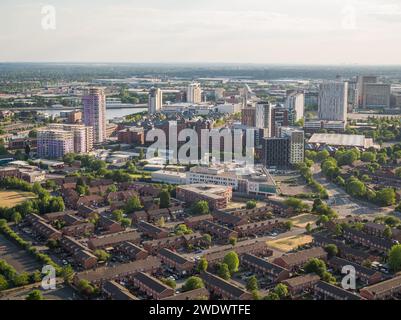 Photographie aérienne prise depuis le centre-ville de Manchester par une journée ensoleillée en direction de MediaCityUK, Royaume-Uni Banque D'Images